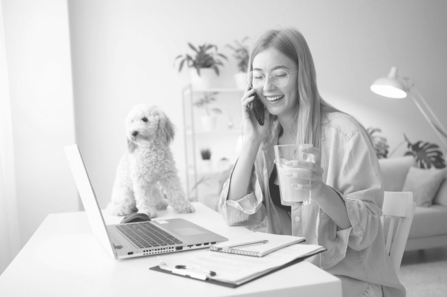 Bureau moderne avec équipement d'analyse financière